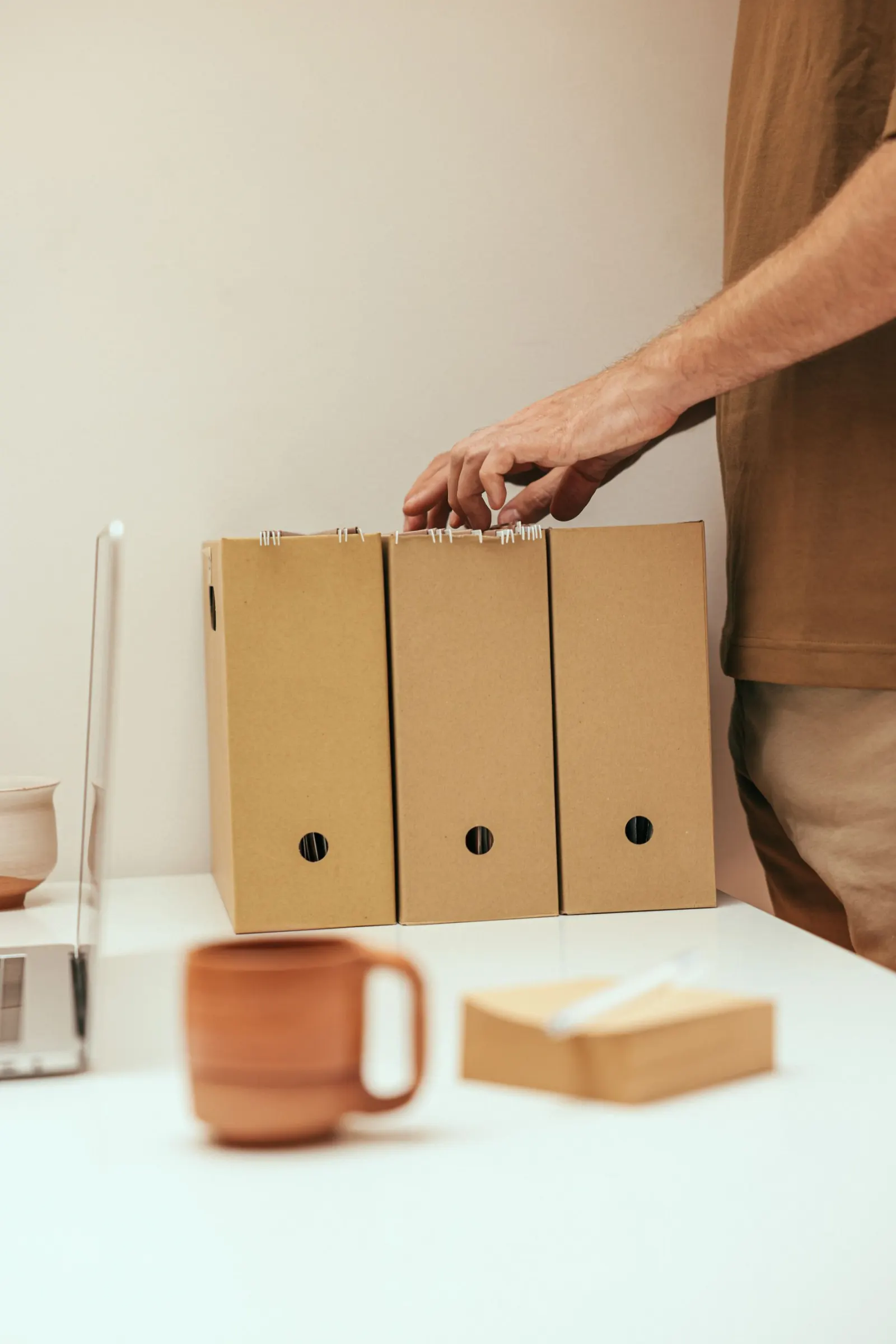Dirigeant rassemblant ses documents avant un rendez-vous comptable